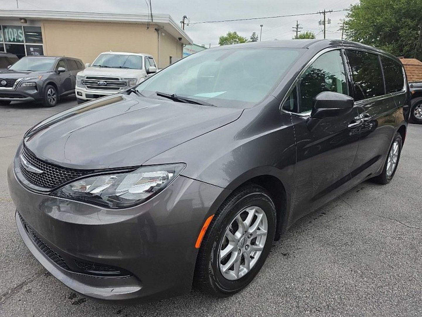 2022 GRAY /BLACK Chrysler Voyager LX (2C4RC1CG0NR) with an 3.6L V6 DOHC 24V engine, 9A transmission, located at 3304 Woodville Road, Northwood, OH, 43619, (419) 210-8019, 41.612694, -83.480743 - Your #1 Destination for Auto Loans and mdash;No Matter Your Credit!At our dealership, we believe everyone deserves the opportunity to drive their dream car and mdash;whether you have good credit, bad credit, or no credit at all. With a wide selection of hundreds of cars, trucks, and SUVs, you'll fin- Photo#23