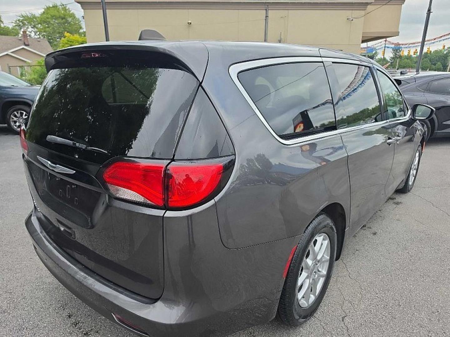 2022 GRAY /BLACK Chrysler Voyager LX (2C4RC1CG0NR) with an 3.6L V6 DOHC 24V engine, 9A transmission, located at 3304 Woodville Road, Northwood, OH, 43619, (419) 210-8019, 41.612694, -83.480743 - Your #1 Destination for Auto Loans and mdash;No Matter Your Credit!At our dealership, we believe everyone deserves the opportunity to drive their dream car and mdash;whether you have good credit, bad credit, or no credit at all. With a wide selection of hundreds of cars, trucks, and SUVs, you'll fin- Photo#27