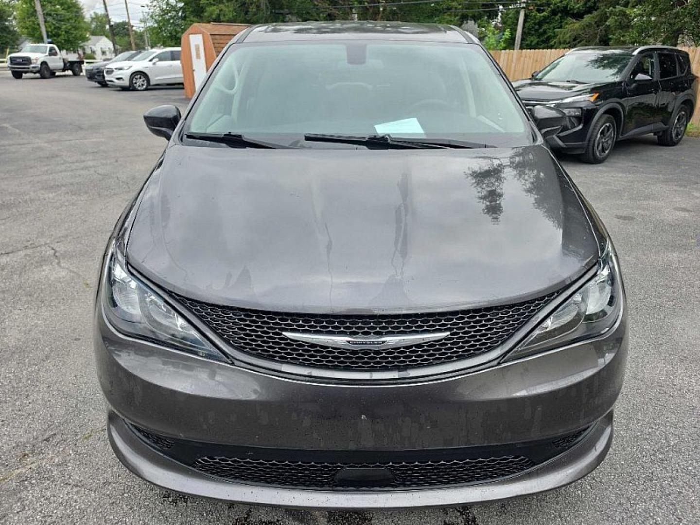 2022 GRAY /BLACK Chrysler Voyager LX (2C4RC1CG0NR) with an 3.6L V6 DOHC 24V engine, 9A transmission, located at 3304 Woodville Road, Northwood, OH, 43619, (419) 210-8019, 41.612694, -83.480743 - Your #1 Destination for Auto Loans and mdash;No Matter Your Credit!At our dealership, we believe everyone deserves the opportunity to drive their dream car and mdash;whether you have good credit, bad credit, or no credit at all. With a wide selection of hundreds of cars, trucks, and SUVs, you'll fin- Photo#30
