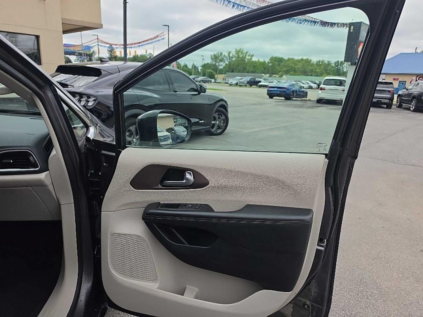 2022 GRAY /BLACK Chrysler Voyager LX (2C4RC1CG0NR) with an 3.6L V6 DOHC 24V engine, 9A transmission, located at 3304 Woodville Road, Northwood, OH, 43619, (419) 210-8019, 41.612694, -83.480743 - Your #1 Destination for Auto Loans and mdash;No Matter Your Credit!At our dealership, we believe everyone deserves the opportunity to drive their dream car and mdash;whether you have good credit, bad credit, or no credit at all. With a wide selection of hundreds of cars, trucks, and SUVs, you'll fin- Photo#38