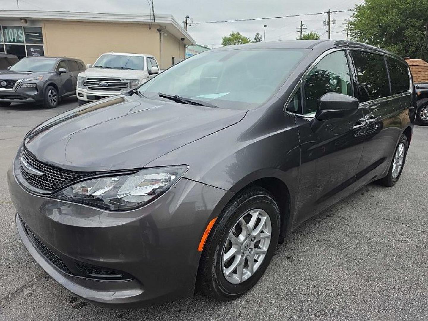 2022 GRAY /BLACK Chrysler Voyager LX (2C4RC1CG0NR) with an 3.6L V6 DOHC 24V engine, 9A transmission, located at 3304 Woodville Road, Northwood, OH, 43619, (419) 210-8019, 41.612694, -83.480743 - Your #1 Destination for Auto Loans and mdash;No Matter Your Credit!At our dealership, we believe everyone deserves the opportunity to drive their dream car and mdash;whether you have good credit, bad credit, or no credit at all. With a wide selection of hundreds of cars, trucks, and SUVs, you'll fin- Photo#47