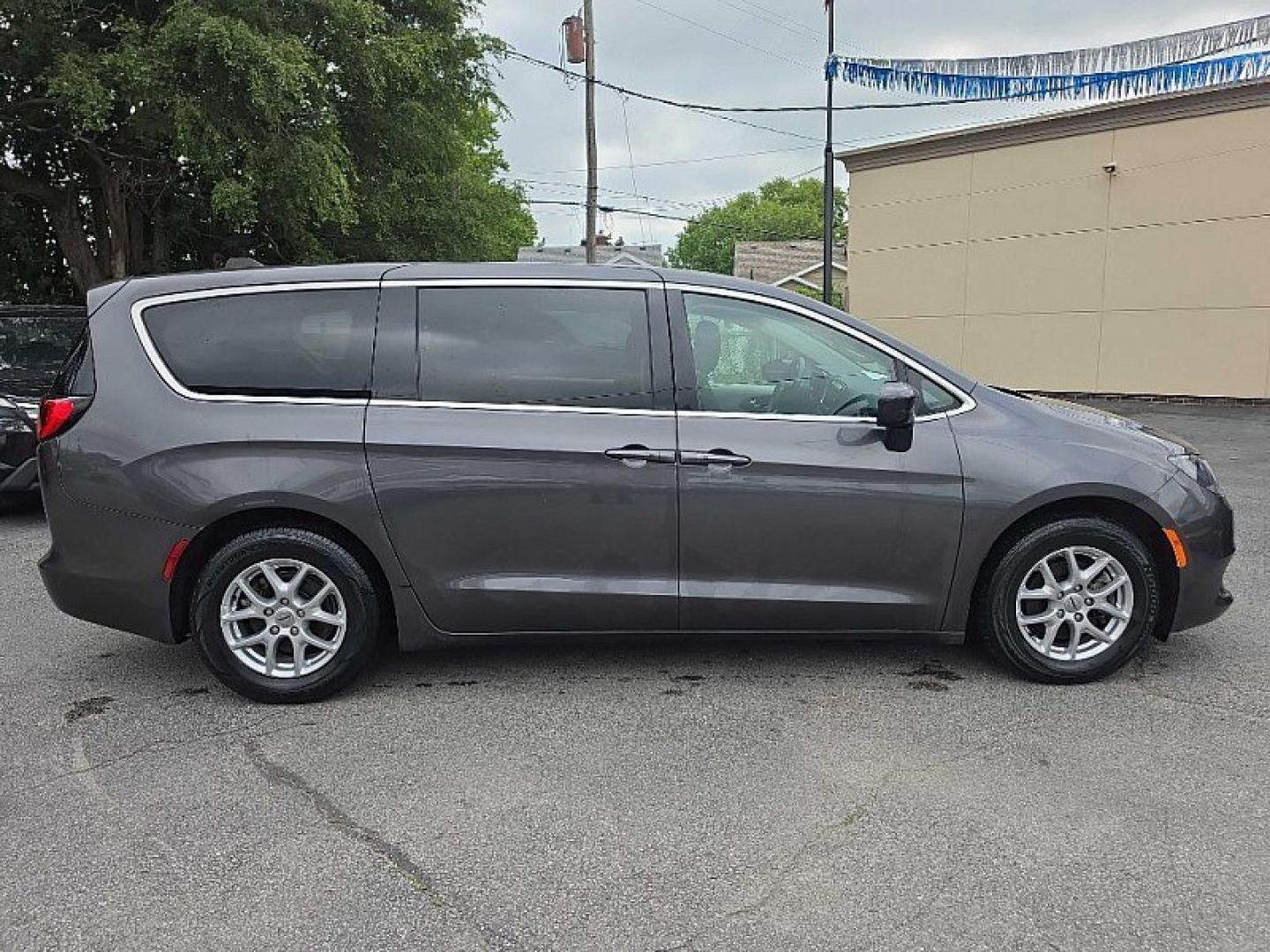 2022 GRAY /BLACK Chrysler Voyager LX (2C4RC1CG0NR) with an 3.6L V6 DOHC 24V engine, 9A transmission, located at 3304 Woodville Road, Northwood, OH, 43619, (419) 210-8019, 41.612694, -83.480743 - Your #1 Destination for Auto Loans and mdash;No Matter Your Credit!At our dealership, we believe everyone deserves the opportunity to drive their dream car and mdash;whether you have good credit, bad credit, or no credit at all. With a wide selection of hundreds of cars, trucks, and SUVs, you'll fin- Photo#52