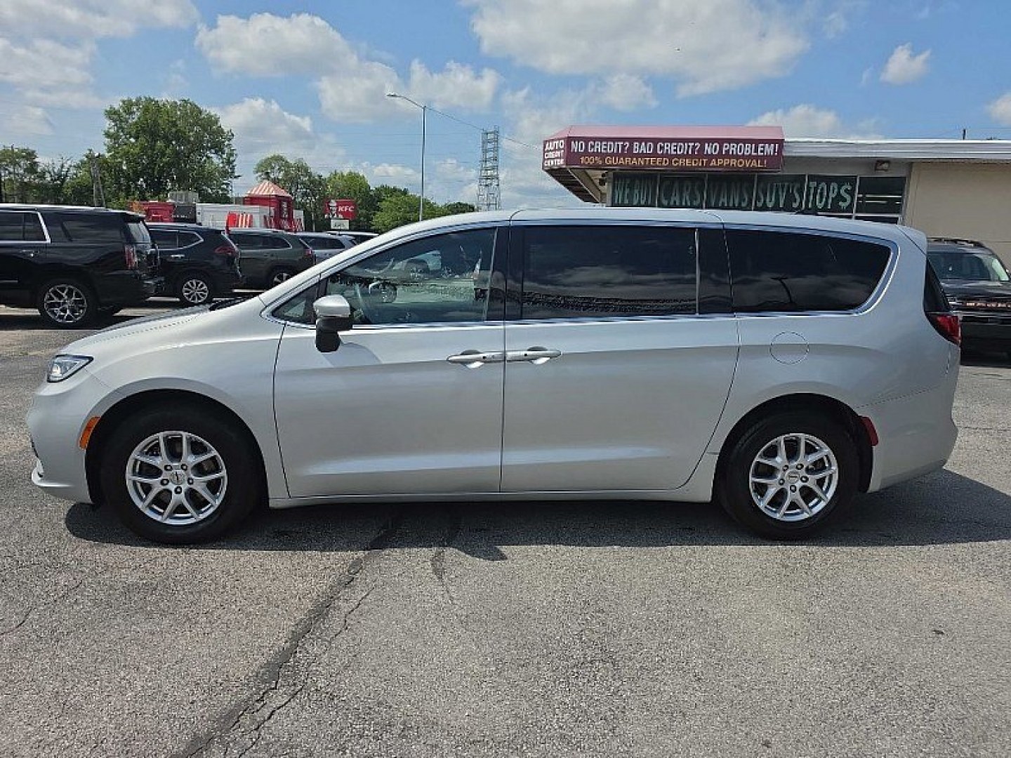 2023 SILVER /BLACK Chrysler Pacifica Touring (2C4RC1FG1PR) with an 3.6L V6 DOHC 24V engine, 9A transmission, located at 3304 Woodville Road, Northwood, OH, 43619, (419) 210-8019, 41.612694, -83.480743 - Your #1 Destination for Auto Loans and mdash;No Matter Your Credit!At our dealership, we believe everyone deserves the opportunity to drive their dream car and mdash;whether you have good credit, bad credit, or no credit at all. With a wide selection of hundreds of cars, trucks, and SUVs, you'll fin- Photo#0