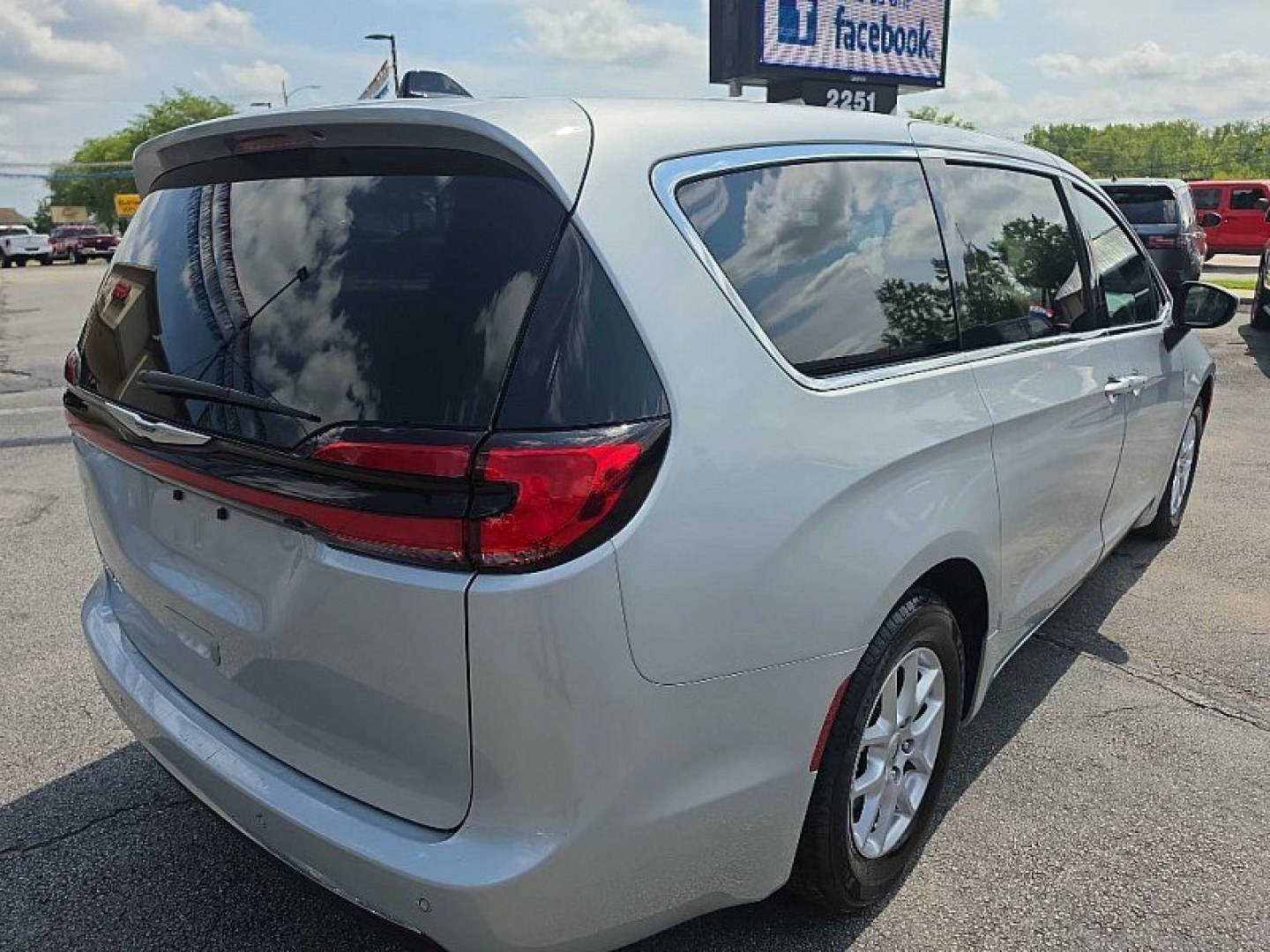 2023 SILVER /BLACK Chrysler Pacifica Touring (2C4RC1FG1PR) with an 3.6L V6 DOHC 24V engine, 9A transmission, located at 3304 Woodville Road, Northwood, OH, 43619, (419) 210-8019, 41.612694, -83.480743 - Your #1 Destination for Auto Loans and mdash;No Matter Your Credit!At our dealership, we believe everyone deserves the opportunity to drive their dream car and mdash;whether you have good credit, bad credit, or no credit at all. With a wide selection of hundreds of cars, trucks, and SUVs, you'll fin- Photo#3