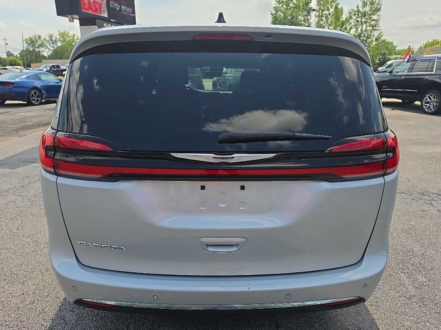 2023 SILVER /BLACK Chrysler Pacifica Touring (2C4RC1FG1PR) with an 3.6L V6 DOHC 24V engine, 9A transmission, located at 3304 Woodville Road, Northwood, OH, 43619, (419) 210-8019, 41.612694, -83.480743 - Your #1 Destination for Auto Loans and mdash;No Matter Your Credit!At our dealership, we believe everyone deserves the opportunity to drive their dream car and mdash;whether you have good credit, bad credit, or no credit at all. With a wide selection of hundreds of cars, trucks, and SUVs, you'll fin- Photo#4