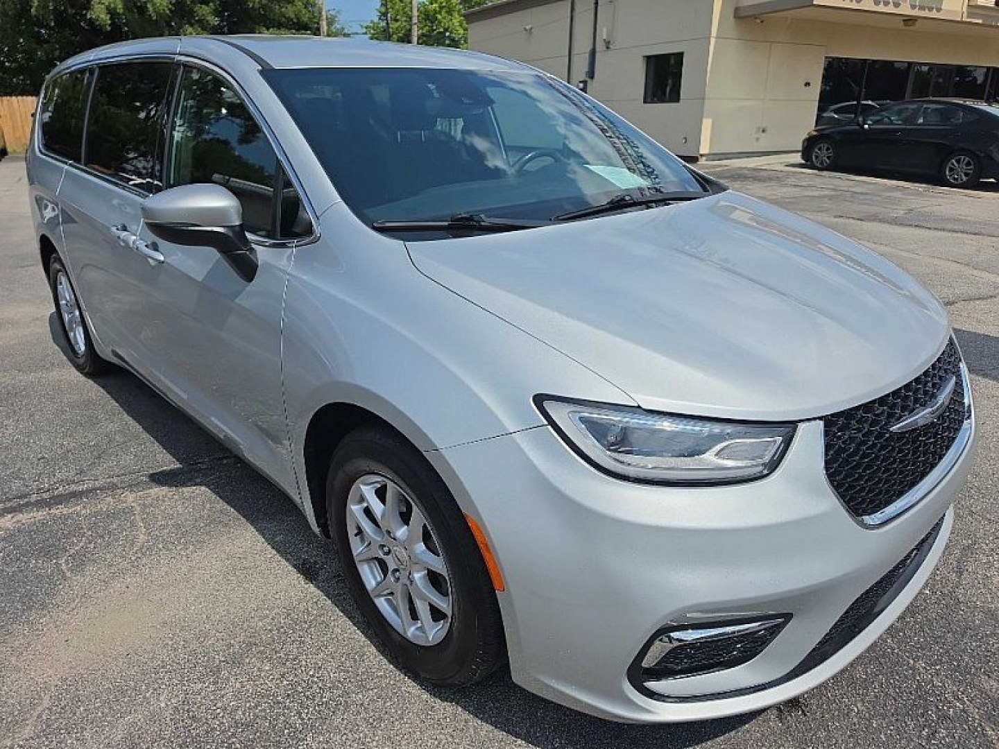 2023 SILVER /BLACK Chrysler Pacifica Touring (2C4RC1FG1PR) with an 3.6L V6 DOHC 24V engine, 9A transmission, located at 3304 Woodville Road, Northwood, OH, 43619, (419) 210-8019, 41.612694, -83.480743 - Your #1 Destination for Auto Loans and mdash;No Matter Your Credit!At our dealership, we believe everyone deserves the opportunity to drive their dream car and mdash;whether you have good credit, bad credit, or no credit at all. With a wide selection of hundreds of cars, trucks, and SUVs, you'll fin- Photo#6