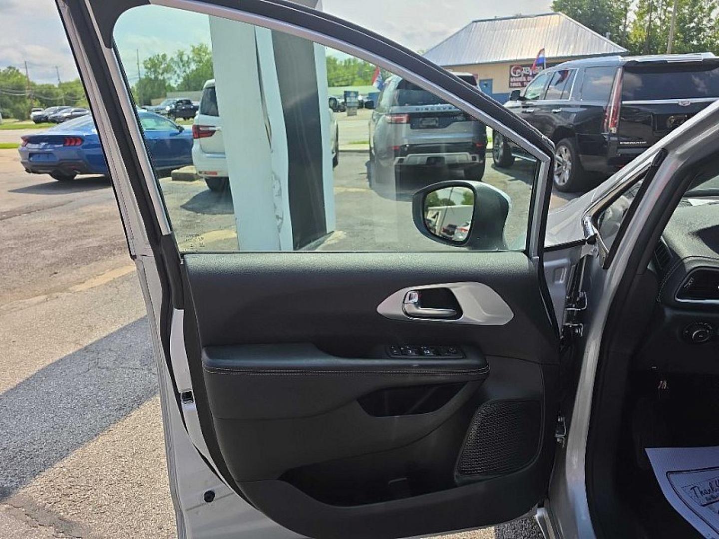 2023 SILVER /BLACK Chrysler Pacifica Touring (2C4RC1FG1PR) with an 3.6L V6 DOHC 24V engine, 9A transmission, located at 3304 Woodville Road, Northwood, OH, 43619, (419) 210-8019, 41.612694, -83.480743 - Your #1 Destination for Auto Loans and mdash;No Matter Your Credit!At our dealership, we believe everyone deserves the opportunity to drive their dream car and mdash;whether you have good credit, bad credit, or no credit at all. With a wide selection of hundreds of cars, trucks, and SUVs, you'll fin- Photo#8