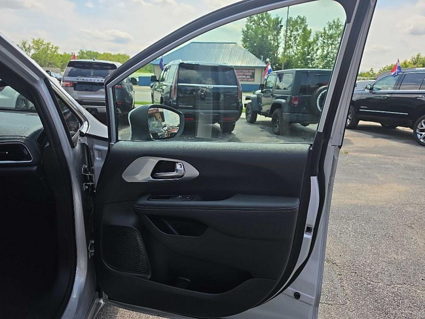 2023 SILVER /BLACK Chrysler Pacifica Touring (2C4RC1FG1PR) with an 3.6L V6 DOHC 24V engine, 9A transmission, located at 3304 Woodville Road, Northwood, OH, 43619, (419) 210-8019, 41.612694, -83.480743 - Your #1 Destination for Auto Loans and mdash;No Matter Your Credit!At our dealership, we believe everyone deserves the opportunity to drive their dream car and mdash;whether you have good credit, bad credit, or no credit at all. With a wide selection of hundreds of cars, trucks, and SUVs, you'll fin- Photo#15