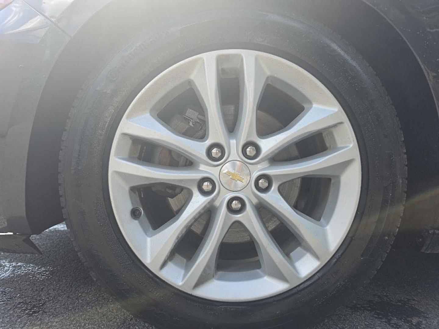 2017 GRAY Chevrolet Malibu 1LT (1G1ZE5STXHF) with an 1.5L L4 DOHC 16V engine, 6A transmission, located at 3304 Woodville Road, Northwood, OH, 43619, (419) 210-8019, 41.612694, -83.480743 - Your #1 Destination for Auto Loans and mdash;No Matter Your Credit!At our dealership, we believe everyone deserves the opportunity to drive their dream car and mdash;whether you have good credit, bad credit, or no credit at all. With a wide selection of hundreds of cars, trucks, and SUVs, you'll fin- Photo#17