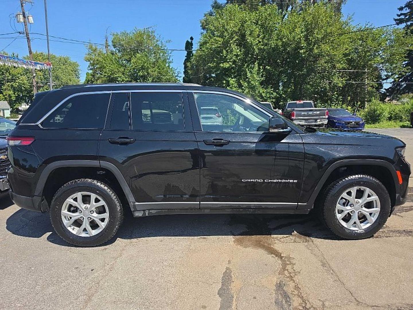 2023 BLACK /BLACK Jeep Grand Cherokee Limited 4WD (1C4RJHBG3P8) with an 3.6L V6 DOHC 24V engine, 8A transmission, located at 3304 Woodville Road, Northwood, OH, 43619, (419) 210-8019, 41.612694, -83.480743 - Your #1 Destination for Auto Loans and mdash;No Matter Your Credit!At our dealership, we believe everyone deserves the opportunity to drive their dream car and mdash;whether you have good credit, bad credit, or no credit at all. With a wide selection of hundreds of cars, trucks, and SUVs, you'll fin- Photo#5