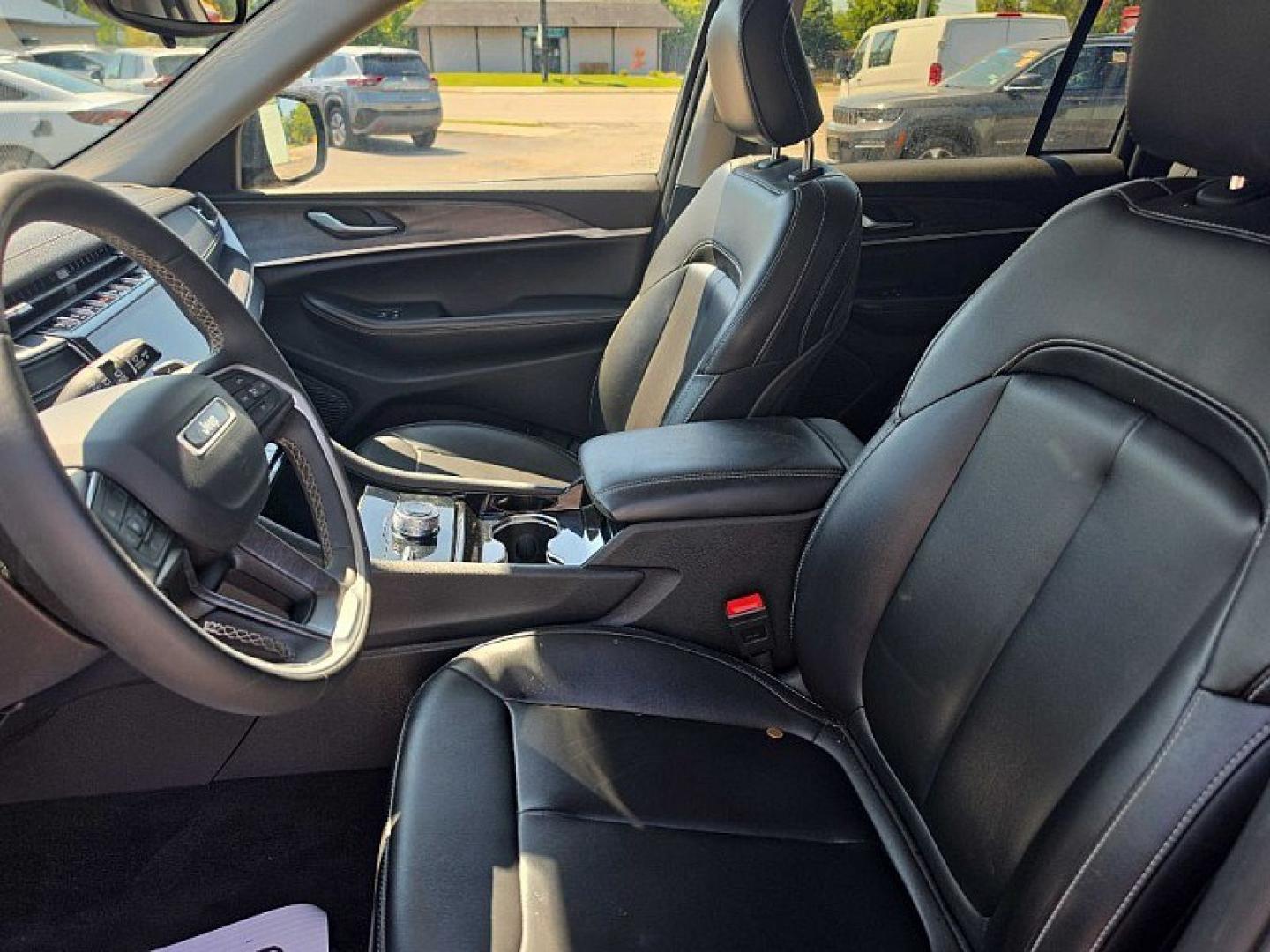2023 BLACK /BLACK Jeep Grand Cherokee Limited 4WD (1C4RJHBG3P8) with an 3.6L V6 DOHC 24V engine, 8A transmission, located at 3304 Woodville Road, Northwood, OH, 43619, (419) 210-8019, 41.612694, -83.480743 - Your #1 Destination for Auto Loans and mdash;No Matter Your Credit!At our dealership, we believe everyone deserves the opportunity to drive their dream car and mdash;whether you have good credit, bad credit, or no credit at all. With a wide selection of hundreds of cars, trucks, and SUVs, you'll fin- Photo#9