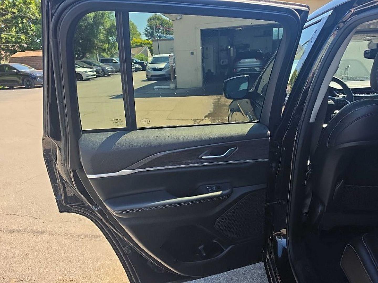 2023 BLACK /BLACK Jeep Grand Cherokee Limited 4WD (1C4RJHBG3P8) with an 3.6L V6 DOHC 24V engine, 8A transmission, located at 3304 Woodville Road, Northwood, OH, 43619, (419) 210-8019, 41.612694, -83.480743 - Your #1 Destination for Auto Loans and mdash;No Matter Your Credit!At our dealership, we believe everyone deserves the opportunity to drive their dream car and mdash;whether you have good credit, bad credit, or no credit at all. With a wide selection of hundreds of cars, trucks, and SUVs, you'll fin- Photo#10