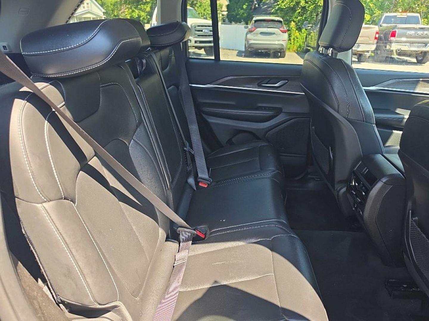 2023 BLACK /BLACK Jeep Grand Cherokee Limited 4WD (1C4RJHBG3P8) with an 3.6L V6 DOHC 24V engine, 8A transmission, located at 3304 Woodville Road, Northwood, OH, 43619, (419) 210-8019, 41.612694, -83.480743 - Your #1 Destination for Auto Loans and mdash;No Matter Your Credit!At our dealership, we believe everyone deserves the opportunity to drive their dream car and mdash;whether you have good credit, bad credit, or no credit at all. With a wide selection of hundreds of cars, trucks, and SUVs, you'll fin- Photo#14