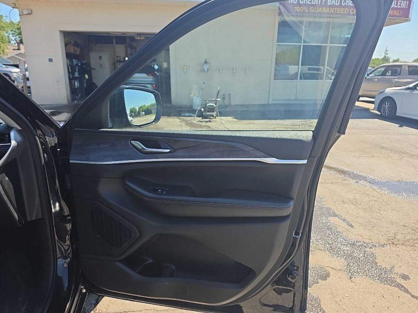 2023 BLACK /BLACK Jeep Grand Cherokee Limited 4WD (1C4RJHBG3P8) with an 3.6L V6 DOHC 24V engine, 8A transmission, located at 3304 Woodville Road, Northwood, OH, 43619, (419) 210-8019, 41.612694, -83.480743 - Your #1 Destination for Auto Loans and mdash;No Matter Your Credit!At our dealership, we believe everyone deserves the opportunity to drive their dream car and mdash;whether you have good credit, bad credit, or no credit at all. With a wide selection of hundreds of cars, trucks, and SUVs, you'll fin- Photo#15