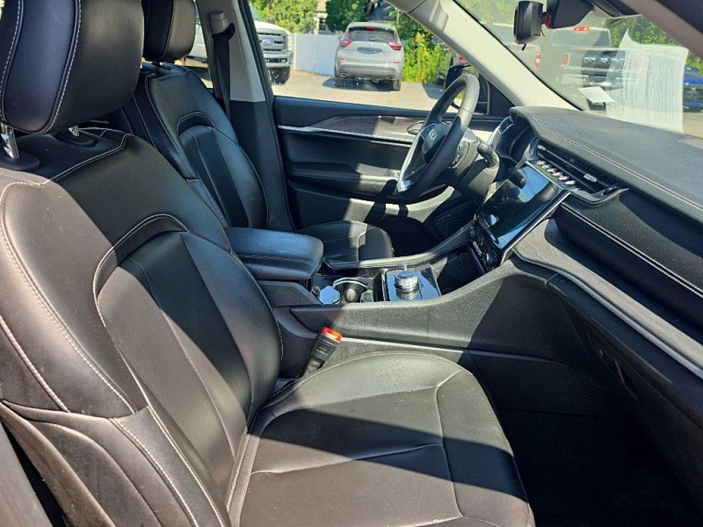 2023 BLACK /BLACK Jeep Grand Cherokee Limited 4WD (1C4RJHBG3P8) with an 3.6L V6 DOHC 24V engine, 8A transmission, located at 3304 Woodville Road, Northwood, OH, 43619, (419) 210-8019, 41.612694, -83.480743 - Your #1 Destination for Auto Loans and mdash;No Matter Your Credit!At our dealership, we believe everyone deserves the opportunity to drive their dream car and mdash;whether you have good credit, bad credit, or no credit at all. With a wide selection of hundreds of cars, trucks, and SUVs, you'll fin- Photo#16