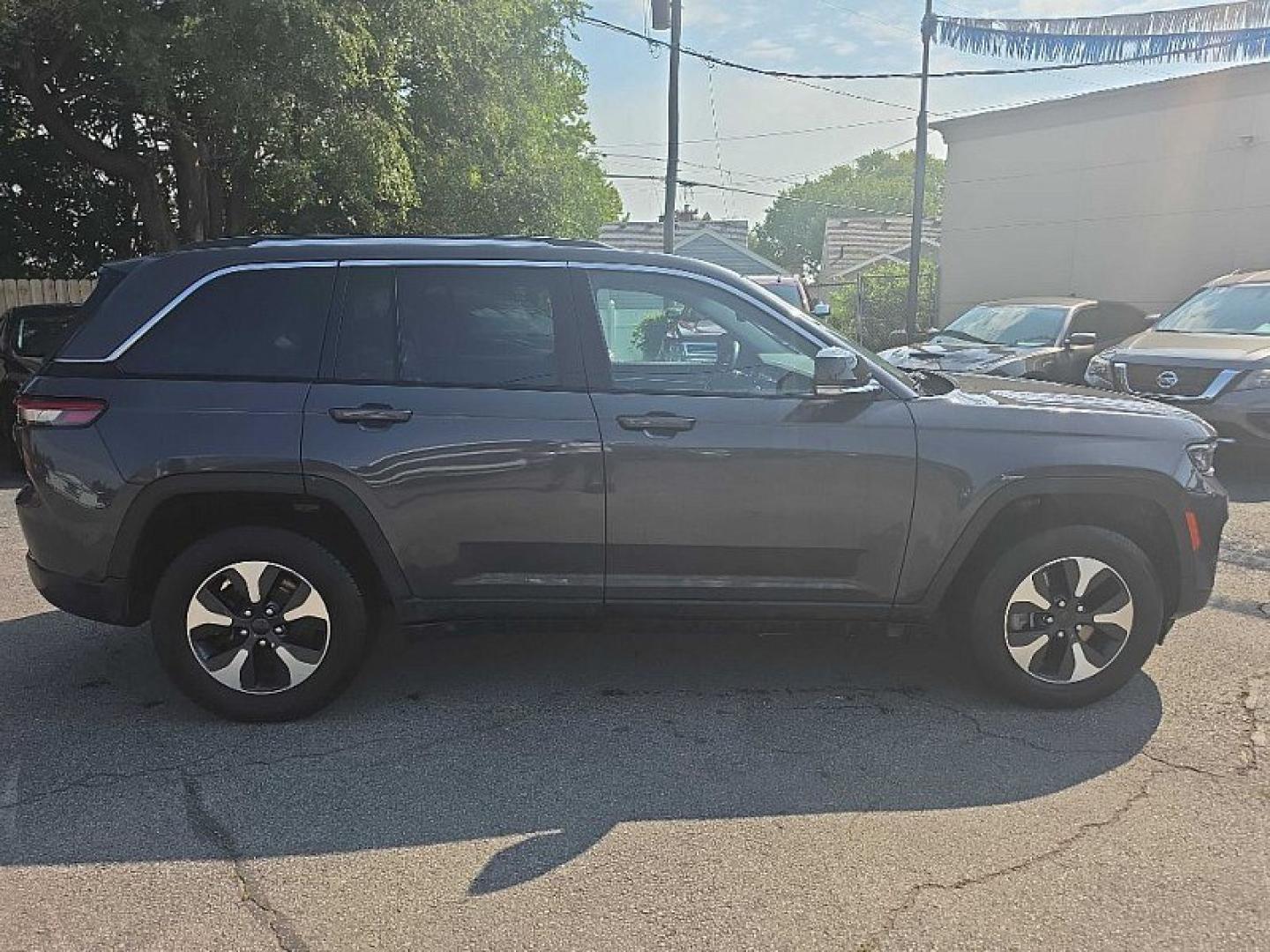 2023 GRAY /BLACK Jeep Grand Cherokee 4xe Limited (1C4RJYB62PC) with an 2.0L L4 DOHC 16V HYBRID engine, 8A transmission, located at 3304 Woodville Road, Northwood, OH, 43619, (419) 210-8019, 41.612694, -83.480743 - Your #1 Destination for Auto Loans and mdash;No Matter Your Credit!At our dealership, we believe everyone deserves the opportunity to drive their dream car and mdash;whether you have good credit, bad credit, or no credit at all. With a wide selection of hundreds of cars, trucks, and SUVs, you'll fin- Photo#5
