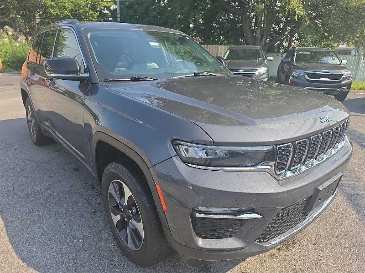 2023 GRAY /BLACK Jeep Grand Cherokee 4xe Limited (1C4RJYB62PC) with an 2.0L L4 DOHC 16V HYBRID engine, 8A transmission, located at 3304 Woodville Road, Northwood, OH, 43619, (419) 210-8019, 41.612694, -83.480743 - Your #1 Destination for Auto Loans and mdash;No Matter Your Credit!At our dealership, we believe everyone deserves the opportunity to drive their dream car and mdash;whether you have good credit, bad credit, or no credit at all. With a wide selection of hundreds of cars, trucks, and SUVs, you'll fin- Photo#6
