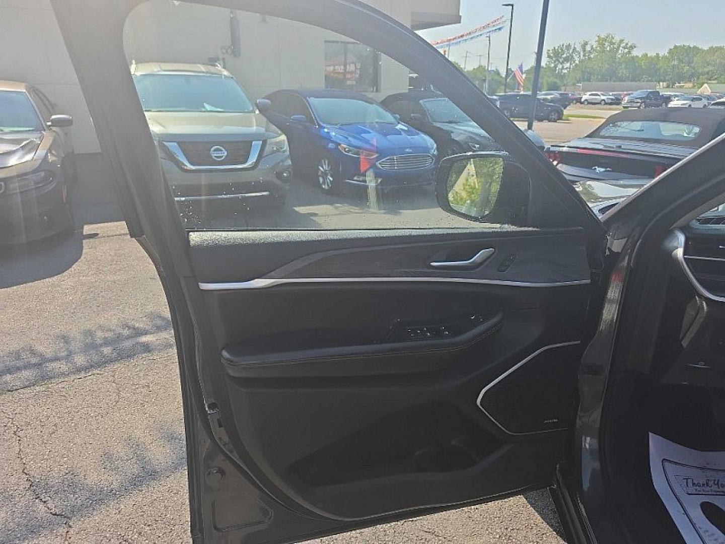 2023 GRAY /BLACK Jeep Grand Cherokee 4xe Limited (1C4RJYB62PC) with an 2.0L L4 DOHC 16V HYBRID engine, 8A transmission, located at 3304 Woodville Road, Northwood, OH, 43619, (419) 210-8019, 41.612694, -83.480743 - Your #1 Destination for Auto Loans and mdash;No Matter Your Credit!At our dealership, we believe everyone deserves the opportunity to drive their dream car and mdash;whether you have good credit, bad credit, or no credit at all. With a wide selection of hundreds of cars, trucks, and SUVs, you'll fin- Photo#8