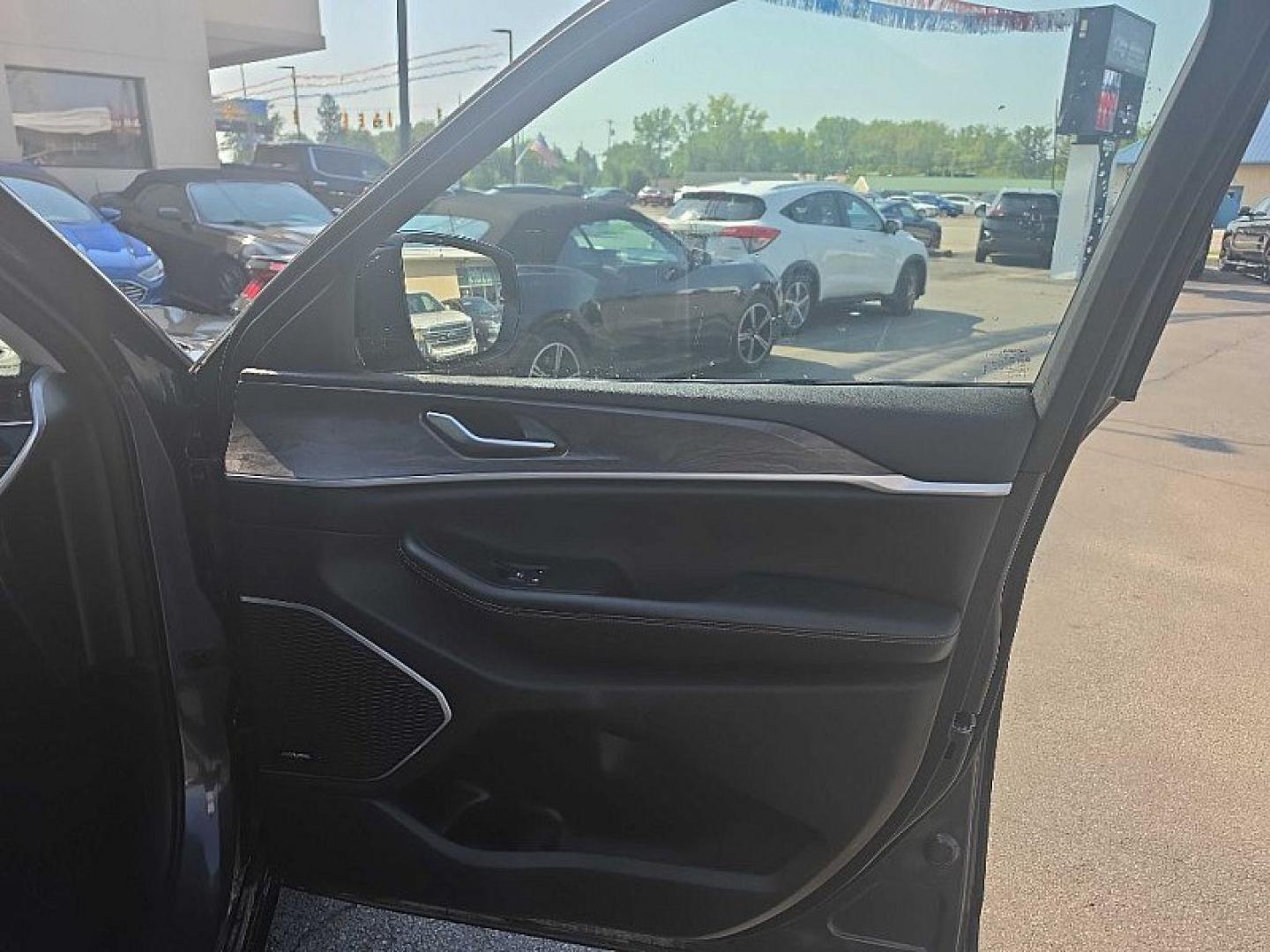 2023 GRAY /BLACK Jeep Grand Cherokee 4xe Limited (1C4RJYB62PC) with an 2.0L L4 DOHC 16V HYBRID engine, 8A transmission, located at 3304 Woodville Road, Northwood, OH, 43619, (419) 210-8019, 41.612694, -83.480743 - Your #1 Destination for Auto Loans and mdash;No Matter Your Credit!At our dealership, we believe everyone deserves the opportunity to drive their dream car and mdash;whether you have good credit, bad credit, or no credit at all. With a wide selection of hundreds of cars, trucks, and SUVs, you'll fin- Photo#15