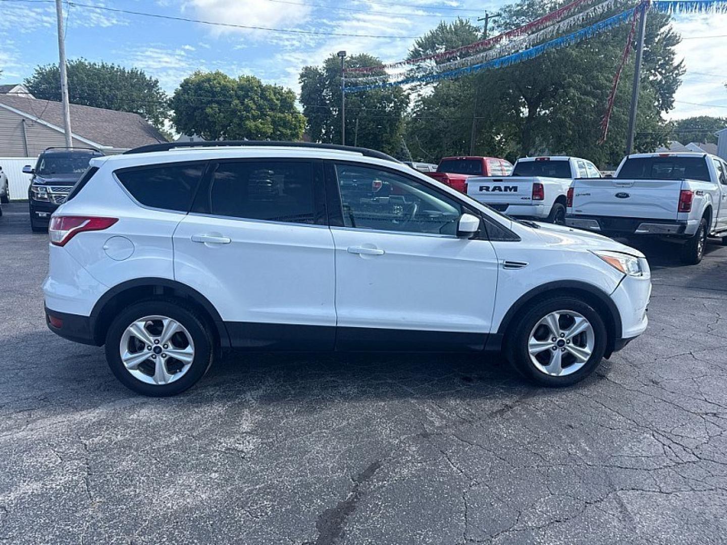 2016 WHITE /TAN Ford Escape SE FWD (1FMCU0GX8GU) with an 1.6L L4 DOHC 16V engine, 6A transmission, located at 3304 Woodville Road, Northwood, OH, 43619, (419) 210-8019, 41.612694, -83.480743 - Your #1 Destination for Auto Loans and mdash;No Matter Your Credit!At our dealership, we believe everyone deserves the opportunity to drive their dream car and mdash;whether you have good credit, bad credit, or no credit at all. With a wide selection of hundreds of cars, trucks, and SUVs, you'll fin- Photo#5