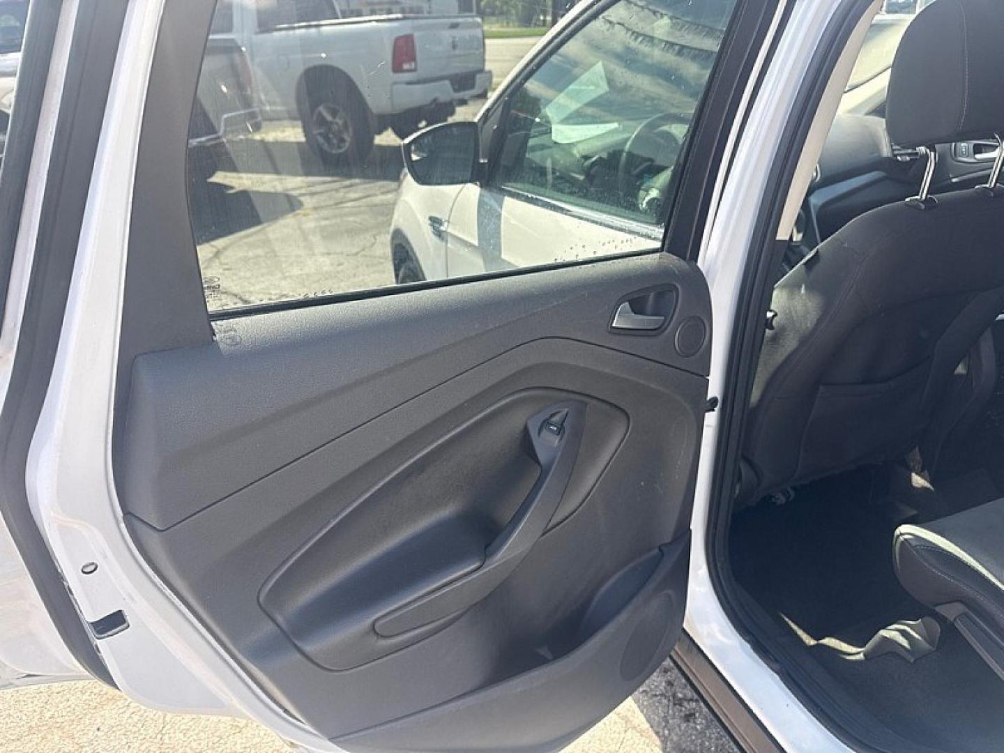 2016 WHITE /TAN Ford Escape SE FWD (1FMCU0GX8GU) with an 1.6L L4 DOHC 16V engine, 6A transmission, located at 3304 Woodville Road, Northwood, OH, 43619, (419) 210-8019, 41.612694, -83.480743 - Your #1 Destination for Auto Loans and mdash;No Matter Your Credit!At our dealership, we believe everyone deserves the opportunity to drive their dream car and mdash;whether you have good credit, bad credit, or no credit at all. With a wide selection of hundreds of cars, trucks, and SUVs, you'll fin- Photo#10