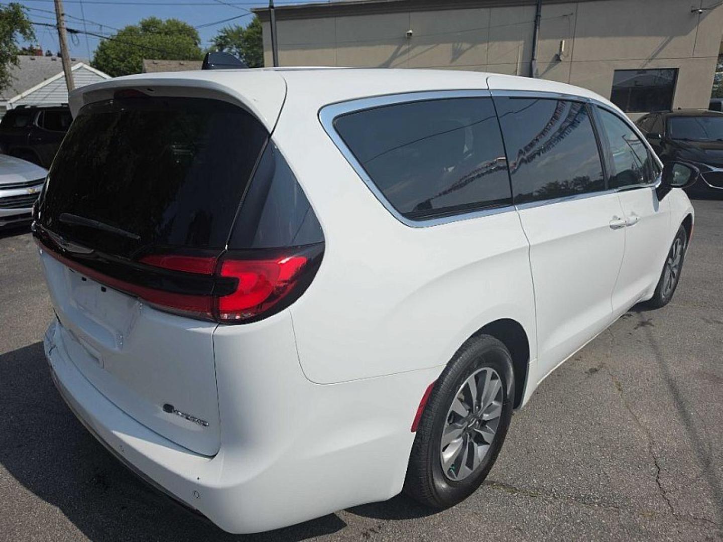 2024 WHITE /BLACK Chrysler Pacifica Hybrid Limited (2C4RC1S7XRR) with an 3.6L V6 DOHC 24V HYBRID engine, CVT transmission, located at 3304 Woodville Road, Northwood, OH, 43619, (419) 210-8019, 41.612694, -83.480743 - Your #1 Destination for Auto Loans and mdash;No Matter Your Credit!At our dealership, we believe everyone deserves the opportunity to drive their dream car and mdash;whether you have good credit, bad credit, or no credit at all. With a wide selection of hundreds of cars, trucks, and SUVs, you'll fin- Photo#4