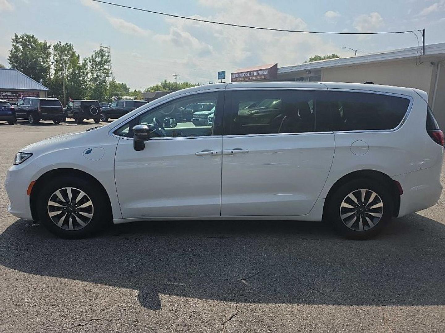 2024 WHITE /BLACK Chrysler Pacifica Hybrid Limited (2C4RC1S7XRR) with an 3.6L V6 DOHC 24V HYBRID engine, CVT transmission, located at 3304 Woodville Road, Northwood, OH, 43619, (419) 210-8019, 41.612694, -83.480743 - Your #1 Destination for Auto Loans and mdash;No Matter Your Credit!At our dealership, we believe everyone deserves the opportunity to drive their dream car and mdash;whether you have good credit, bad credit, or no credit at all. With a wide selection of hundreds of cars, trucks, and SUVs, you'll fin- Photo#1