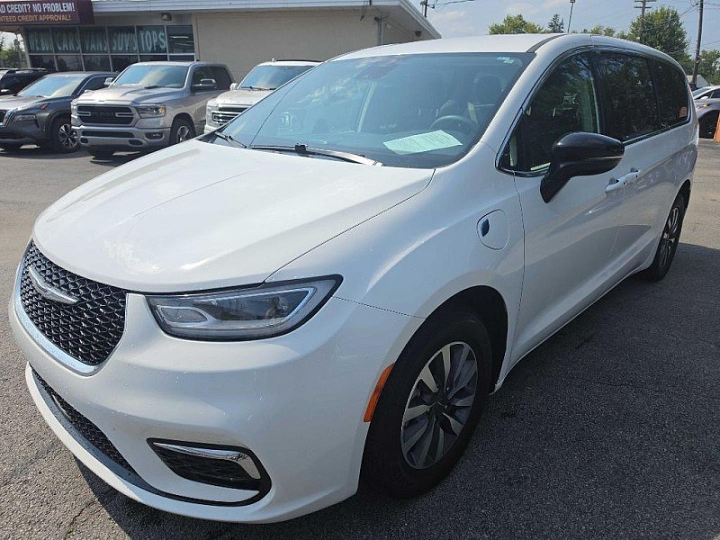 2024 WHITE /BLACK Chrysler Pacifica Hybrid Limited (2C4RC1S7XRR) with an 3.6L V6 DOHC 24V HYBRID engine, CVT transmission, located at 3304 Woodville Road, Northwood, OH, 43619, (419) 210-8019, 41.612694, -83.480743 - Your #1 Destination for Auto Loans and mdash;No Matter Your Credit!At our dealership, we believe everyone deserves the opportunity to drive their dream car and mdash;whether you have good credit, bad credit, or no credit at all. With a wide selection of hundreds of cars, trucks, and SUVs, you'll fin- Photo#0