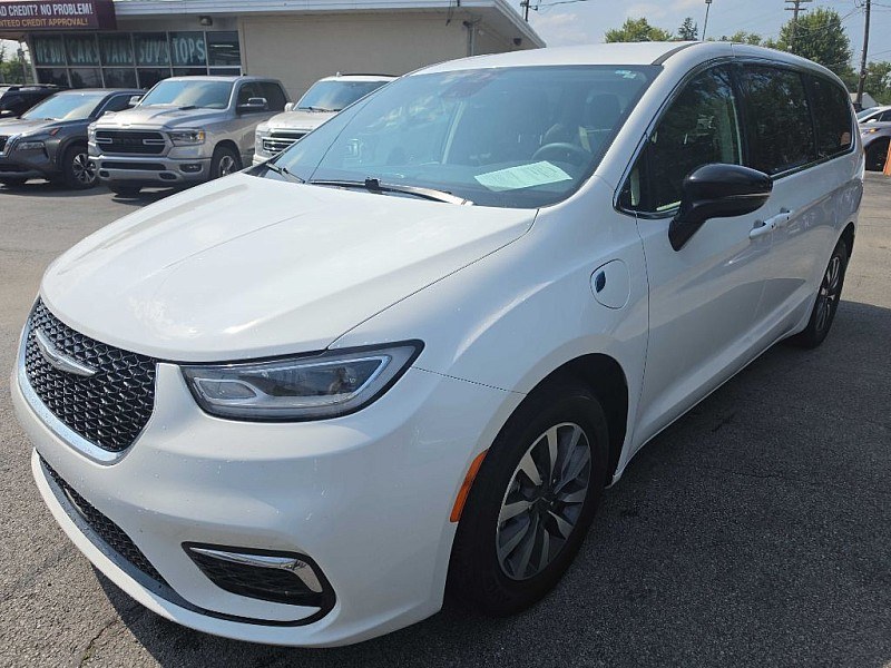photo of 2024 Chrysler Pacifica Hybrid Limited