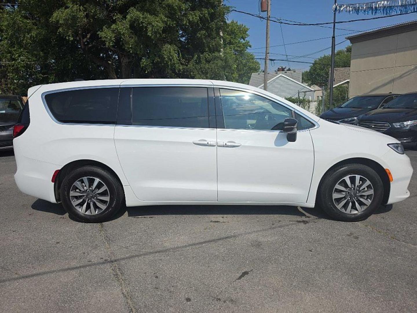 2024 WHITE /BLACK Chrysler Pacifica Hybrid Limited (2C4RC1S7XRR) with an 3.6L V6 DOHC 24V HYBRID engine, CVT transmission, located at 3304 Woodville Road, Northwood, OH, 43619, (419) 210-8019, 41.612694, -83.480743 - Your #1 Destination for Auto Loans and mdash;No Matter Your Credit!At our dealership, we believe everyone deserves the opportunity to drive their dream car and mdash;whether you have good credit, bad credit, or no credit at all. With a wide selection of hundreds of cars, trucks, and SUVs, you'll fin- Photo#5