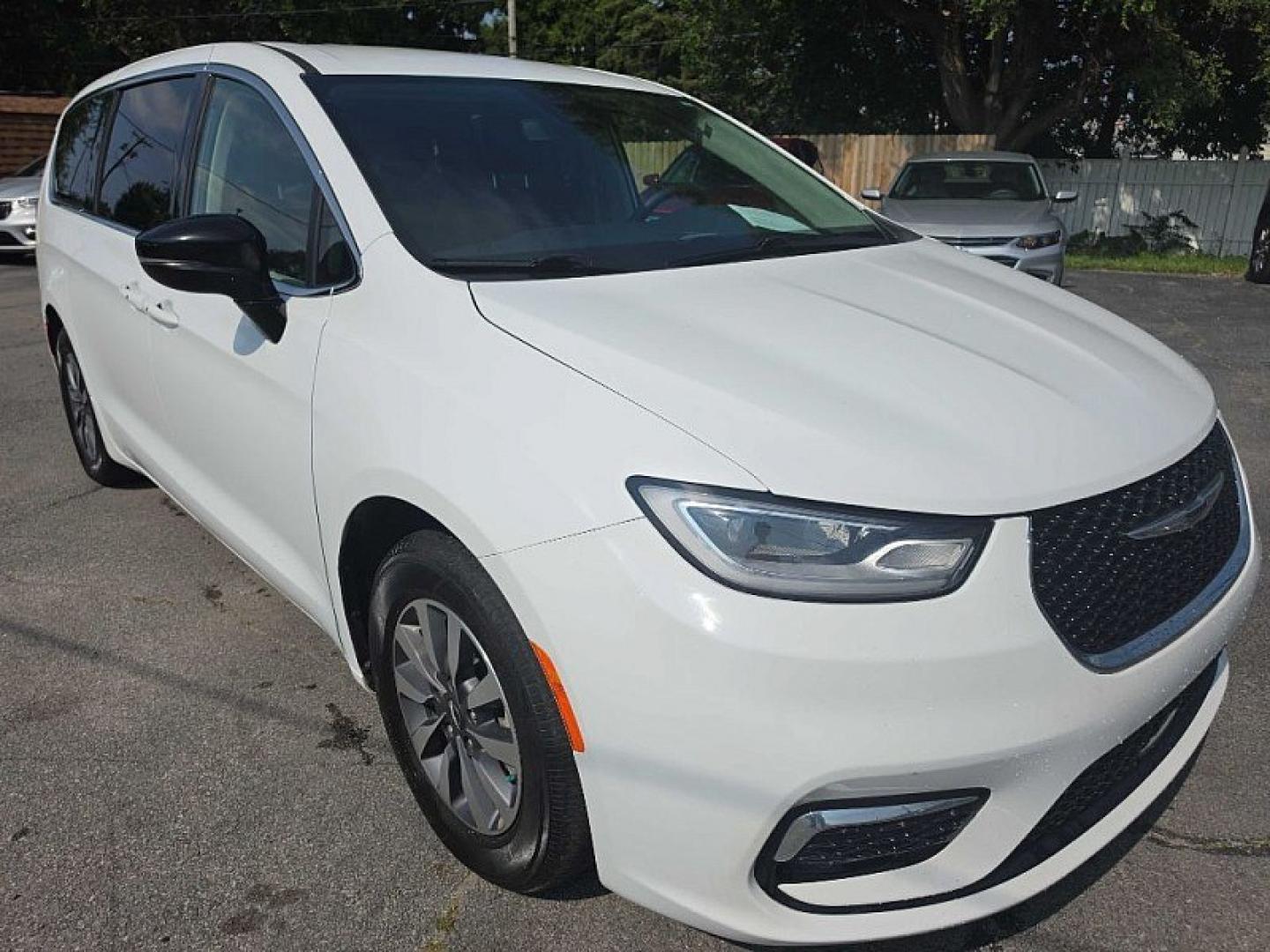 2024 WHITE /BLACK Chrysler Pacifica Hybrid Limited (2C4RC1S7XRR) with an 3.6L V6 DOHC 24V HYBRID engine, CVT transmission, located at 3304 Woodville Road, Northwood, OH, 43619, (419) 210-8019, 41.612694, -83.480743 - Your #1 Destination for Auto Loans and mdash;No Matter Your Credit!At our dealership, we believe everyone deserves the opportunity to drive their dream car and mdash;whether you have good credit, bad credit, or no credit at all. With a wide selection of hundreds of cars, trucks, and SUVs, you'll fin- Photo#6