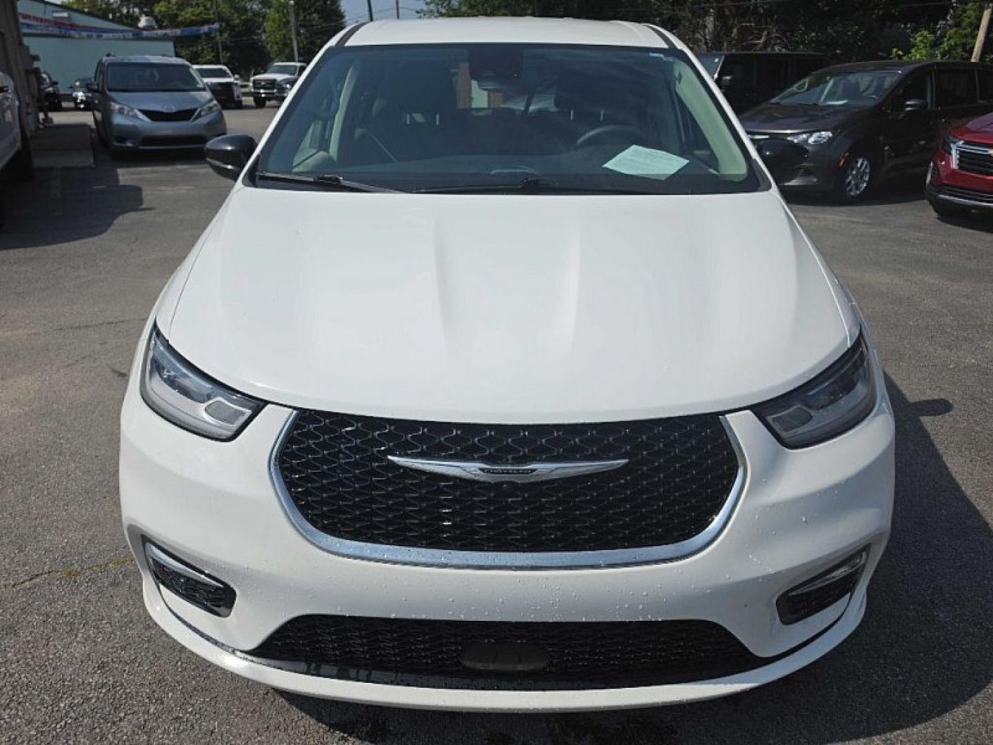 2024 WHITE /BLACK Chrysler Pacifica Hybrid Limited (2C4RC1S7XRR) with an 3.6L V6 DOHC 24V HYBRID engine, CVT transmission, located at 3304 Woodville Road, Northwood, OH, 43619, (419) 210-8019, 41.612694, -83.480743 - Your #1 Destination for Auto Loans and mdash;No Matter Your Credit!At our dealership, we believe everyone deserves the opportunity to drive their dream car and mdash;whether you have good credit, bad credit, or no credit at all. With a wide selection of hundreds of cars, trucks, and SUVs, you'll fin- Photo#7