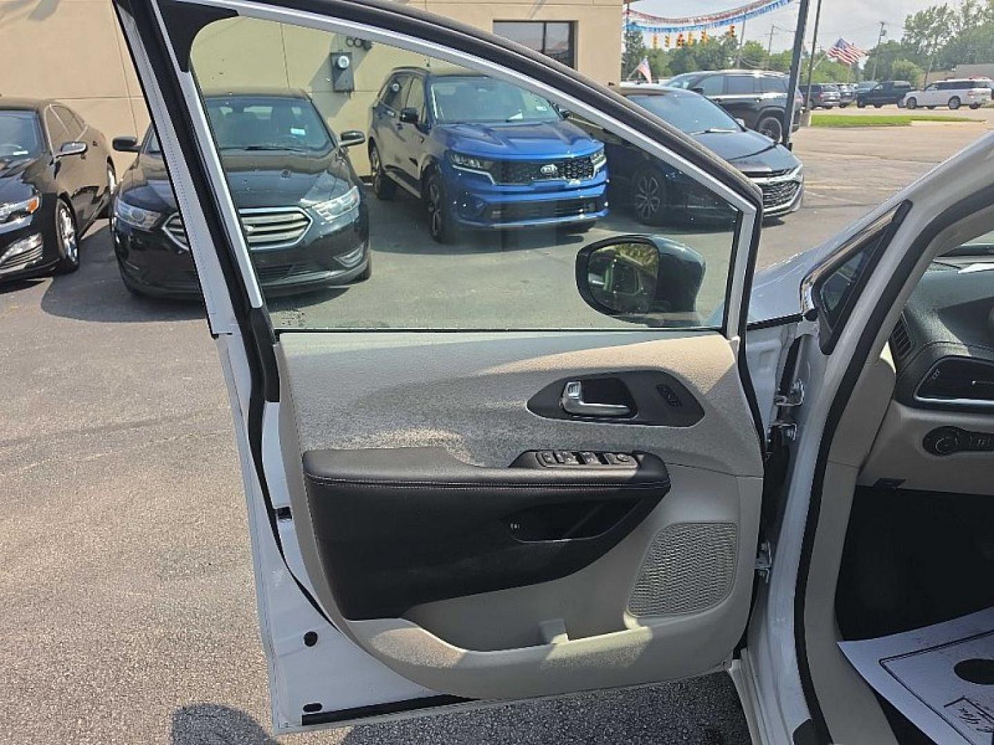 2024 WHITE /BLACK Chrysler Pacifica Hybrid Limited (2C4RC1S7XRR) with an 3.6L V6 DOHC 24V HYBRID engine, CVT transmission, located at 3304 Woodville Road, Northwood, OH, 43619, (419) 210-8019, 41.612694, -83.480743 - Your #1 Destination for Auto Loans and mdash;No Matter Your Credit!At our dealership, we believe everyone deserves the opportunity to drive their dream car and mdash;whether you have good credit, bad credit, or no credit at all. With a wide selection of hundreds of cars, trucks, and SUVs, you'll fin- Photo#8