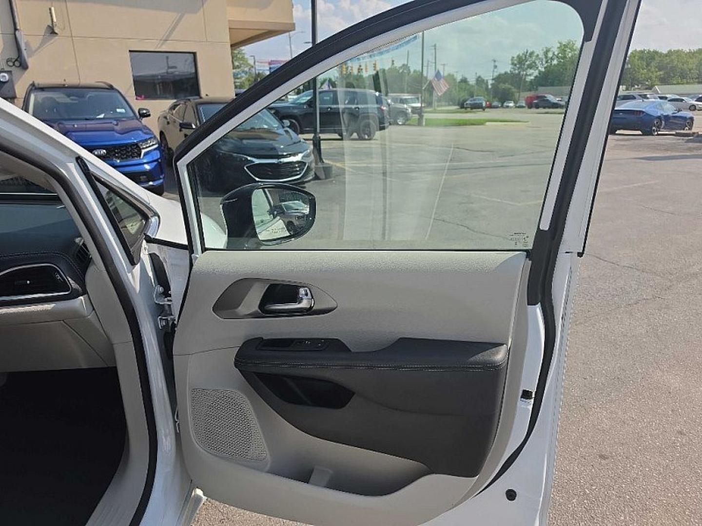2024 WHITE /BLACK Chrysler Pacifica Hybrid Limited (2C4RC1S7XRR) with an 3.6L V6 DOHC 24V HYBRID engine, CVT transmission, located at 3304 Woodville Road, Northwood, OH, 43619, (419) 210-8019, 41.612694, -83.480743 - Your #1 Destination for Auto Loans and mdash;No Matter Your Credit!At our dealership, we believe everyone deserves the opportunity to drive their dream car and mdash;whether you have good credit, bad credit, or no credit at all. With a wide selection of hundreds of cars, trucks, and SUVs, you'll fin- Photo#14