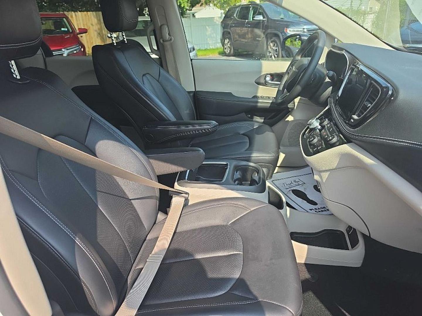 2024 WHITE /BLACK Chrysler Pacifica Hybrid Limited (2C4RC1S7XRR) with an 3.6L V6 DOHC 24V HYBRID engine, CVT transmission, located at 3304 Woodville Road, Northwood, OH, 43619, (419) 210-8019, 41.612694, -83.480743 - Your #1 Destination for Auto Loans and mdash;No Matter Your Credit!At our dealership, we believe everyone deserves the opportunity to drive their dream car and mdash;whether you have good credit, bad credit, or no credit at all. With a wide selection of hundreds of cars, trucks, and SUVs, you'll fin- Photo#15