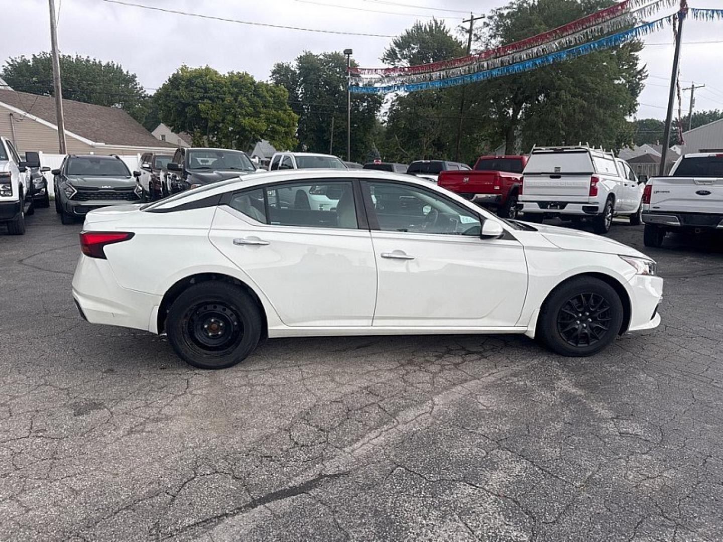 2020 WHITE /TAN Nissan Altima 2.5 S AWD (1N4BL4BW7LC) with an 2.5L L4 DOHC 16V engine, CVT transmission, located at 3304 Woodville Road, Northwood, OH, 43619, (419) 210-8019, 41.612694, -83.480743 - Your #1 Destination for Auto Loans and mdash;No Matter Your Credit!At our dealership, we believe everyone deserves the opportunity to drive their dream car and mdash;whether you have good credit, bad credit, or no credit at all. With a wide selection of hundreds of cars, trucks, and SUVs, you'll fin- Photo#5