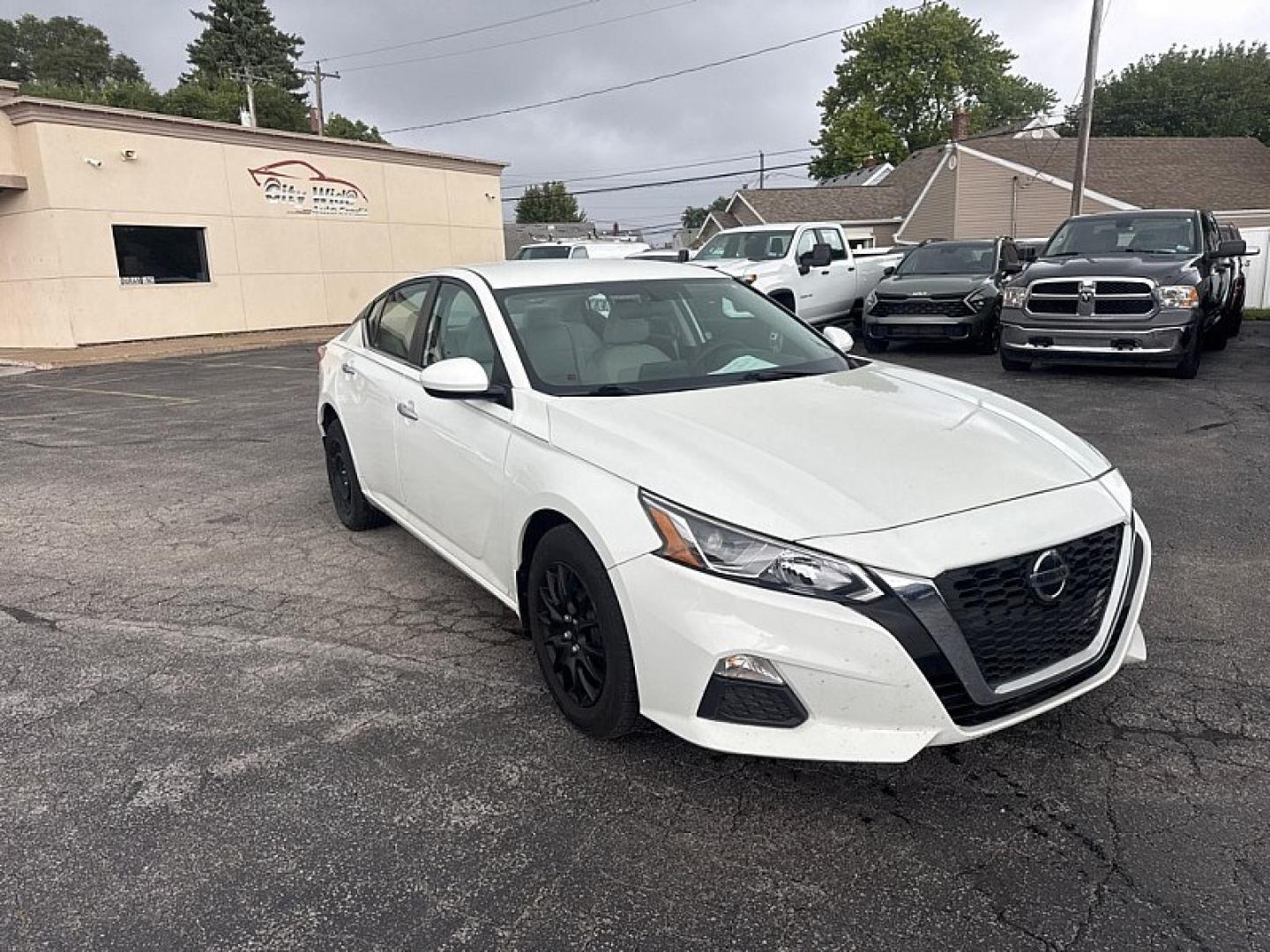 2020 WHITE /TAN Nissan Altima 2.5 S AWD (1N4BL4BW7LC) with an 2.5L L4 DOHC 16V engine, CVT transmission, located at 3304 Woodville Road, Northwood, OH, 43619, (419) 210-8019, 41.612694, -83.480743 - Your #1 Destination for Auto Loans and mdash;No Matter Your Credit!At our dealership, we believe everyone deserves the opportunity to drive their dream car and mdash;whether you have good credit, bad credit, or no credit at all. With a wide selection of hundreds of cars, trucks, and SUVs, you'll fin- Photo#6
