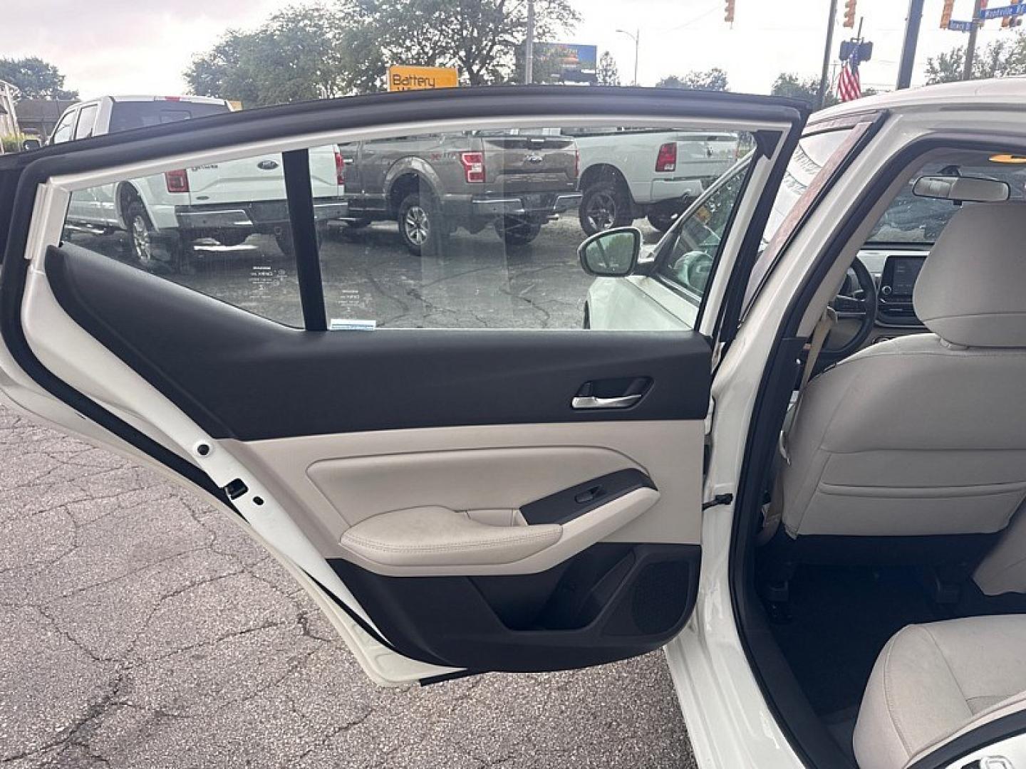 2020 WHITE /TAN Nissan Altima 2.5 S AWD (1N4BL4BW7LC) with an 2.5L L4 DOHC 16V engine, CVT transmission, located at 3304 Woodville Road, Northwood, OH, 43619, (419) 210-8019, 41.612694, -83.480743 - Your #1 Destination for Auto Loans and mdash;No Matter Your Credit!At our dealership, we believe everyone deserves the opportunity to drive their dream car and mdash;whether you have good credit, bad credit, or no credit at all. With a wide selection of hundreds of cars, trucks, and SUVs, you'll fin- Photo#10