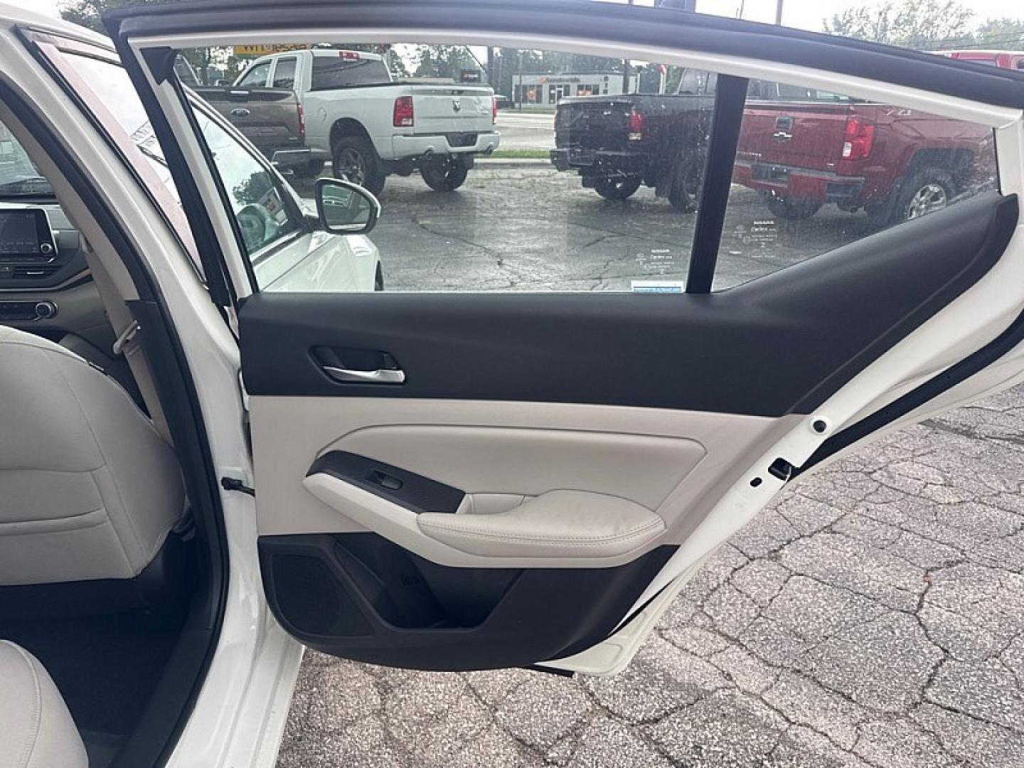 2020 WHITE /TAN Nissan Altima 2.5 S AWD (1N4BL4BW7LC) with an 2.5L L4 DOHC 16V engine, CVT transmission, located at 3304 Woodville Road, Northwood, OH, 43619, (419) 210-8019, 41.612694, -83.480743 - Your #1 Destination for Auto Loans and mdash;No Matter Your Credit!At our dealership, we believe everyone deserves the opportunity to drive their dream car and mdash;whether you have good credit, bad credit, or no credit at all. With a wide selection of hundreds of cars, trucks, and SUVs, you'll fin- Photo#13