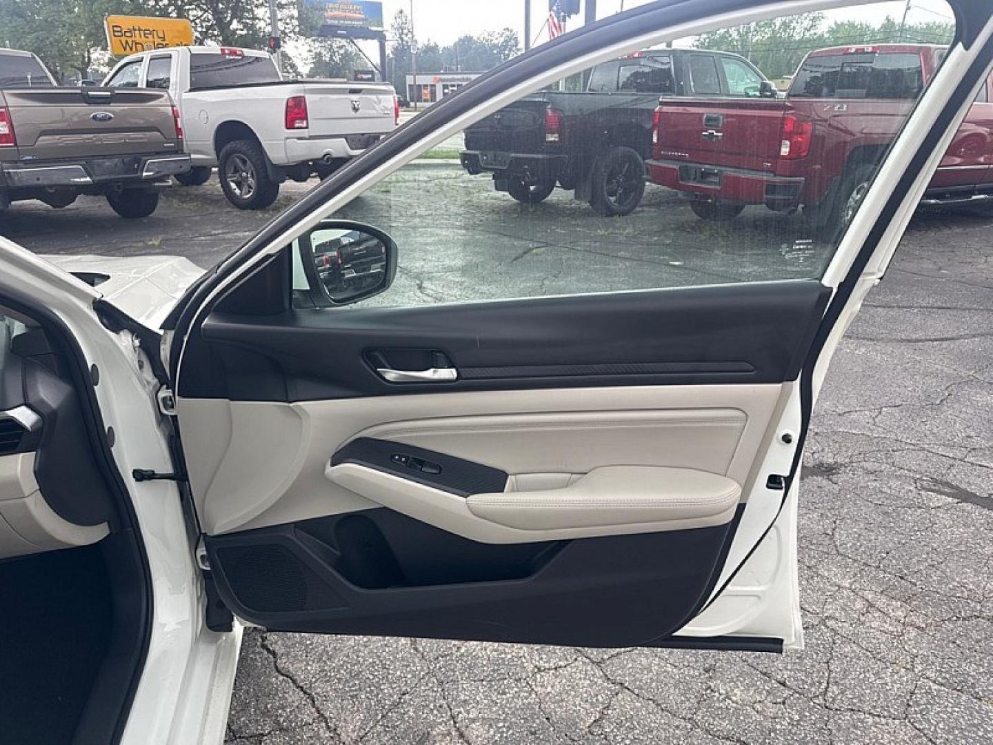 2020 WHITE /TAN Nissan Altima 2.5 S AWD (1N4BL4BW7LC) with an 2.5L L4 DOHC 16V engine, CVT transmission, located at 3304 Woodville Road, Northwood, OH, 43619, (419) 210-8019, 41.612694, -83.480743 - Your #1 Destination for Auto Loans and mdash;No Matter Your Credit!At our dealership, we believe everyone deserves the opportunity to drive their dream car and mdash;whether you have good credit, bad credit, or no credit at all. With a wide selection of hundreds of cars, trucks, and SUVs, you'll fin- Photo#15