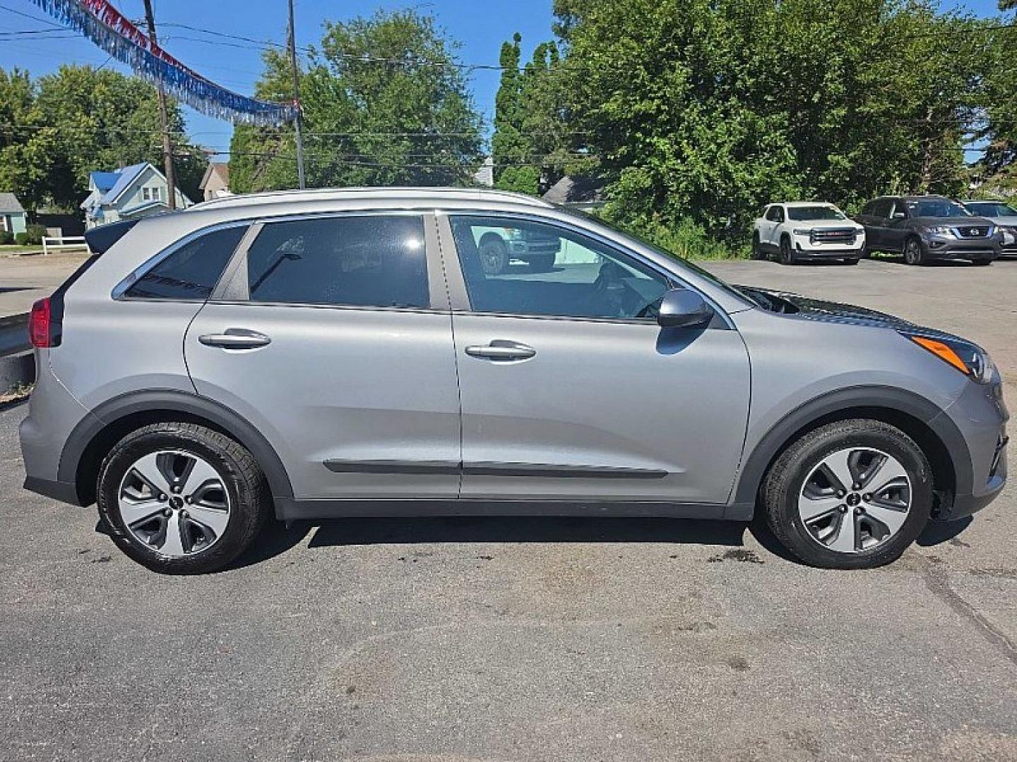 2022 GRAY /BLACK Kia Niro LX (KNDCB3LC5N5) with an 1.6L L4 DOHC 16V HYBRID engine, 6A transmission, located at 3304 Woodville Road, Northwood, OH, 43619, (419) 210-8019, 41.612694, -83.480743 - Your #1 Destination for Auto Loans and mdash;No Matter Your Credit!At our dealership, we believe everyone deserves the opportunity to drive their dream car and mdash;whether you have good credit, bad credit, or no credit at all. With a wide selection of hundreds of cars, trucks, and SUVs, you'll fin- Photo#5