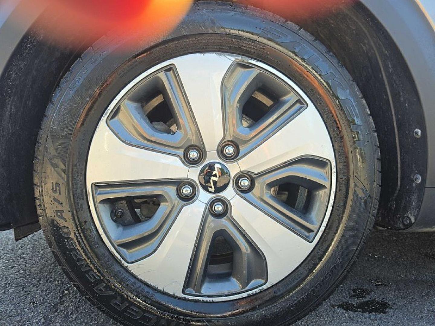 2022 GRAY /BLACK Kia Niro LX (KNDCB3LC5N5) with an 1.6L L4 DOHC 16V HYBRID engine, 6A transmission, located at 3304 Woodville Road, Northwood, OH, 43619, (419) 210-8019, 41.612694, -83.480743 - Your #1 Destination for Auto Loans and mdash;No Matter Your Credit!At our dealership, we believe everyone deserves the opportunity to drive their dream car and mdash;whether you have good credit, bad credit, or no credit at all. With a wide selection of hundreds of cars, trucks, and SUVs, you'll fin- Photo#17