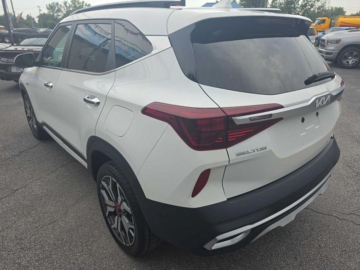 2022 WHITE /BLACK Kia Seltos SX (KNDETCA23N7) with an 1.6L L4 DOHC 16V TURBO engine, CVT transmission, located at 3304 Woodville Road, Northwood, OH, 43619, (419) 210-8019, 41.612694, -83.480743 - Your #1 Destination for Auto Loans and mdash;No Matter Your Credit!At our dealership, we believe everyone deserves the opportunity to drive their dream car and mdash;whether you have good credit, bad credit, or no credit at all. With a wide selection of hundreds of cars, trucks, and SUVs, you'll fin- Photo#2