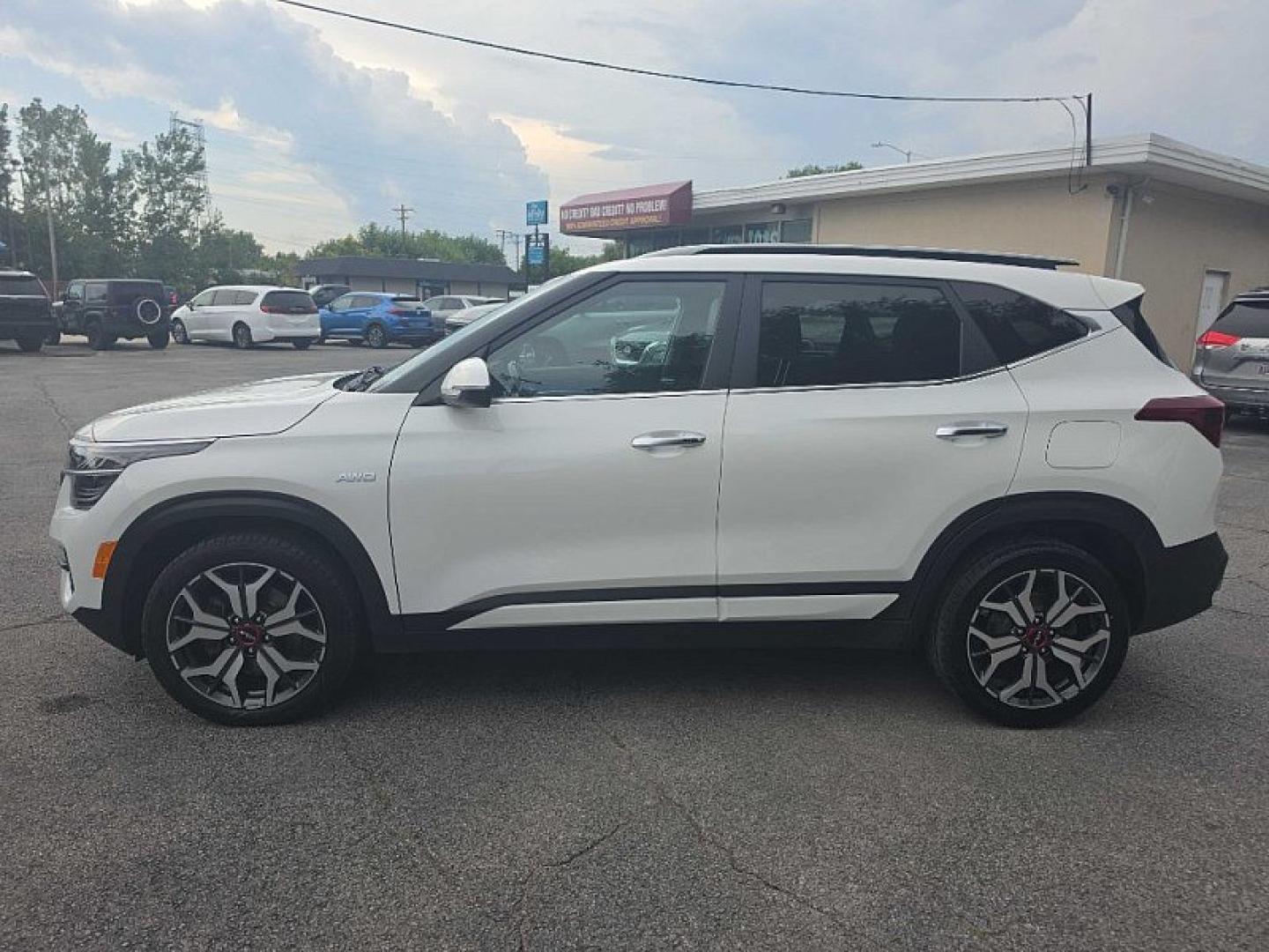 2022 WHITE /BLACK Kia Seltos SX (KNDETCA23N7) with an 1.6L L4 DOHC 16V TURBO engine, CVT transmission, located at 3304 Woodville Road, Northwood, OH, 43619, (419) 210-8019, 41.612694, -83.480743 - Your #1 Destination for Auto Loans and mdash;No Matter Your Credit!At our dealership, we believe everyone deserves the opportunity to drive their dream car and mdash;whether you have good credit, bad credit, or no credit at all. With a wide selection of hundreds of cars, trucks, and SUVs, you'll fin- Photo#1