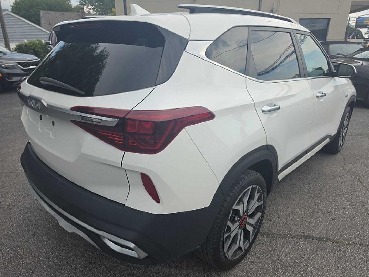 2022 WHITE /BLACK Kia Seltos SX (KNDETCA23N7) with an 1.6L L4 DOHC 16V TURBO engine, CVT transmission, located at 3304 Woodville Road, Northwood, OH, 43619, (419) 210-8019, 41.612694, -83.480743 - Your #1 Destination for Auto Loans and mdash;No Matter Your Credit!At our dealership, we believe everyone deserves the opportunity to drive their dream car and mdash;whether you have good credit, bad credit, or no credit at all. With a wide selection of hundreds of cars, trucks, and SUVs, you'll fin- Photo#4