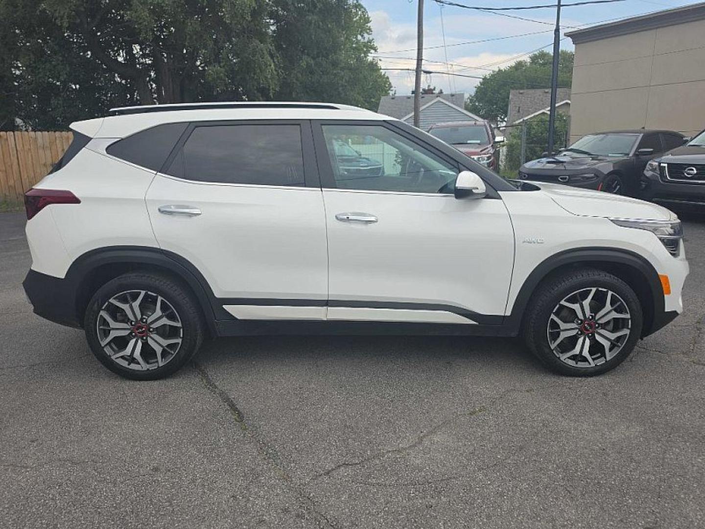 2022 WHITE /BLACK Kia Seltos SX (KNDETCA23N7) with an 1.6L L4 DOHC 16V TURBO engine, CVT transmission, located at 3304 Woodville Road, Northwood, OH, 43619, (419) 210-8019, 41.612694, -83.480743 - Your #1 Destination for Auto Loans and mdash;No Matter Your Credit!At our dealership, we believe everyone deserves the opportunity to drive their dream car and mdash;whether you have good credit, bad credit, or no credit at all. With a wide selection of hundreds of cars, trucks, and SUVs, you'll fin- Photo#5