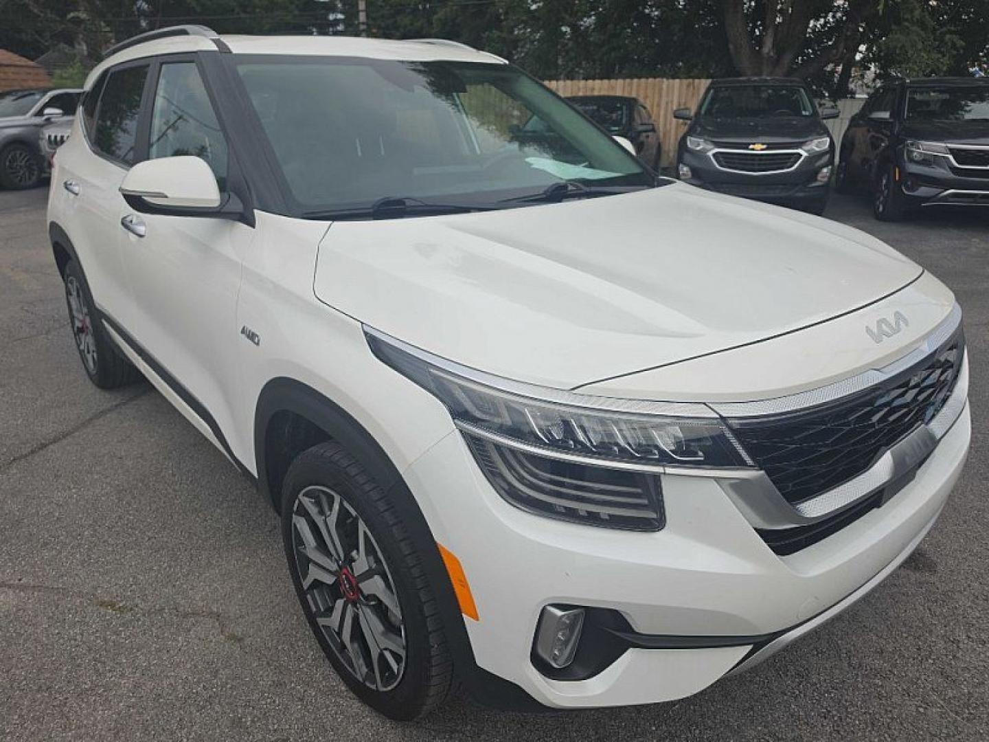 2022 WHITE /BLACK Kia Seltos SX (KNDETCA23N7) with an 1.6L L4 DOHC 16V TURBO engine, CVT transmission, located at 3304 Woodville Road, Northwood, OH, 43619, (419) 210-8019, 41.612694, -83.480743 - Your #1 Destination for Auto Loans and mdash;No Matter Your Credit!At our dealership, we believe everyone deserves the opportunity to drive their dream car and mdash;whether you have good credit, bad credit, or no credit at all. With a wide selection of hundreds of cars, trucks, and SUVs, you'll fin- Photo#6