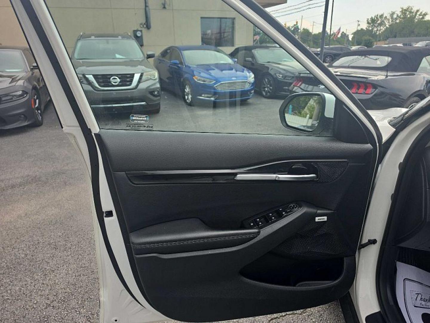 2022 WHITE /BLACK Kia Seltos SX (KNDETCA23N7) with an 1.6L L4 DOHC 16V TURBO engine, CVT transmission, located at 3304 Woodville Road, Northwood, OH, 43619, (419) 210-8019, 41.612694, -83.480743 - Your #1 Destination for Auto Loans and mdash;No Matter Your Credit!At our dealership, we believe everyone deserves the opportunity to drive their dream car and mdash;whether you have good credit, bad credit, or no credit at all. With a wide selection of hundreds of cars, trucks, and SUVs, you'll fin- Photo#8