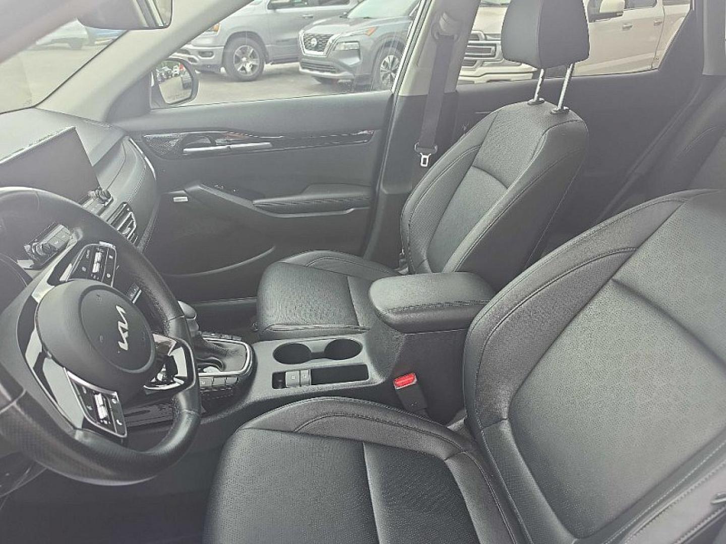 2022 WHITE /BLACK Kia Seltos SX (KNDETCA23N7) with an 1.6L L4 DOHC 16V TURBO engine, CVT transmission, located at 3304 Woodville Road, Northwood, OH, 43619, (419) 210-8019, 41.612694, -83.480743 - Your #1 Destination for Auto Loans and mdash;No Matter Your Credit!At our dealership, we believe everyone deserves the opportunity to drive their dream car and mdash;whether you have good credit, bad credit, or no credit at all. With a wide selection of hundreds of cars, trucks, and SUVs, you'll fin- Photo#9