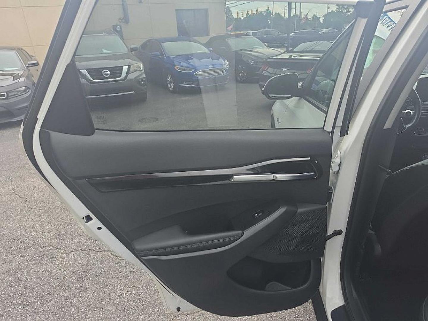 2022 WHITE /BLACK Kia Seltos SX (KNDETCA23N7) with an 1.6L L4 DOHC 16V TURBO engine, CVT transmission, located at 3304 Woodville Road, Northwood, OH, 43619, (419) 210-8019, 41.612694, -83.480743 - Your #1 Destination for Auto Loans and mdash;No Matter Your Credit!At our dealership, we believe everyone deserves the opportunity to drive their dream car and mdash;whether you have good credit, bad credit, or no credit at all. With a wide selection of hundreds of cars, trucks, and SUVs, you'll fin- Photo#10